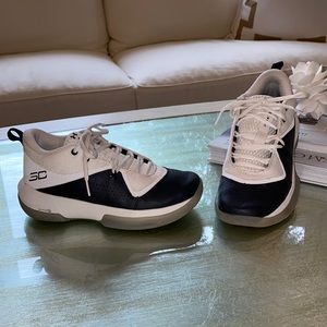 UNDER ARMOUR Boys Basketball shoe. Size 5. EUC